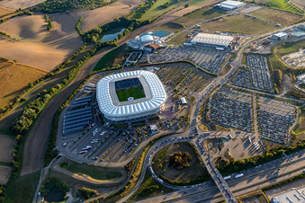 Vue aérienne de Zone d'installations sportives de l'arène du stade WIRSOL Rhein-Neckar-Arena sur la Dietmar-Hopp-Straße à le quartier Steinsfurt in Sinsheim dans le département Bade-Wurtemberg, Allemagne