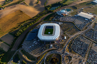 Photographie aérienne de WIRSOL Rhein-Neckar-Arena avant le match amical à guichets fermés Pérou-Allemagne à le quartier Steinsfurt in Sinsheim dans le département Bade-Wurtemberg, Allemagne
