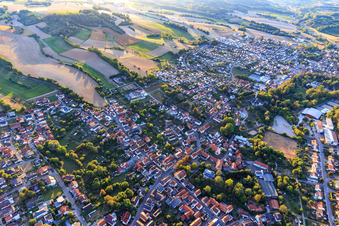 Vue aérienne de Vue d'ensemble de la ville depuis l'est à le quartier Eichtersheim in Angelbachtal dans le département Bade-Wurtemberg, Allemagne
