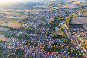 Vue aérienne de Vue d'ensemble de la ville depuis l'est à le quartier Eichtersheim in Angelbachtal dans le département Bade-Wurtemberg, Allemagne