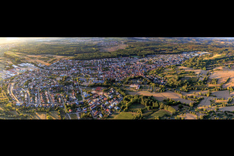 Vue aérienne de Panorama de la ville depuis le sud-est à Östringen dans le département Bade-Wurtemberg, Allemagne
