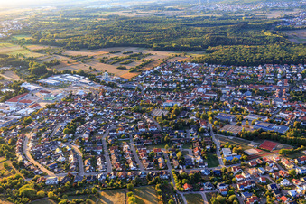 Vue aérienne de Vue d'ensemble de la ville depuis le sud-est à Östringen dans le département Bade-Wurtemberg, Allemagne