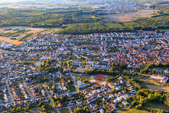 Vue aérienne de Vue d'ensemble de la ville depuis le sud-est à Östringen dans le département Bade-Wurtemberg, Allemagne