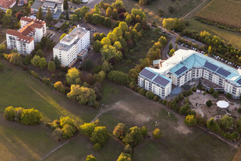 Vue aérienne de Clinique spécialisée MiKiNa et Vitalis-Bad à le quartier Bad Langenbrücken in Bad Schönborn dans le département Bade-Wurtemberg, Allemagne