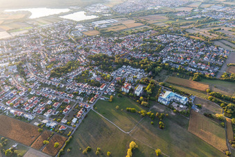Vue aérienne de Vue d'ensemble de la ville depuis le sud-est à le quartier Bad Langenbrücken in Bad Schönborn dans le département Bade-Wurtemberg, Allemagne