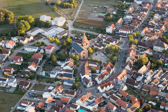 Vue aérienne de Église paroissiale nous à le quartier Weiher in Ubstadt-Weiher dans le département Bade-Wurtemberg, Allemagne