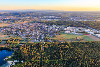 Vue aérienne de Vue de la ville depuis le nord à Forst dans le département Bade-Wurtemberg, Allemagne