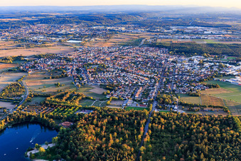 Vue aérienne de Kronauer Allee vue du nord à Forst dans le département Bade-Wurtemberg, Allemagne