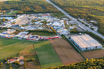 Vue aérienne de Zone industrielle sur l'A5 avec RONAL Performance GmbH à Forst dans le département Bade-Wurtemberg, Allemagne