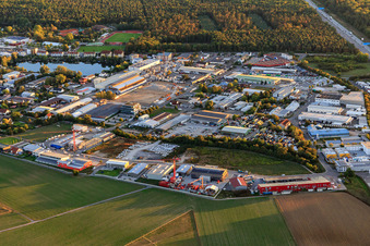 Vue aérienne de Zone industrielle sur l'A5 avec atelier de réparation automobile Christian Bauer à Forst dans le département Bade-Wurtemberg, Allemagne