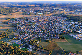 Vue aérienne de Vue d'ensemble de la ville depuis le nord à Forst dans le département Bade-Wurtemberg, Allemagne