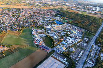 Vue aérienne de Zone industrielle sur l'A5 avec RONAL TECHNOLOGIE GmbH à Forst dans le département Bade-Wurtemberg, Allemagne