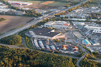Vue aérienne de Centrale à béton de Schneider Betonfertigteilewerk GmbH en Huttenheim à le quartier Huttenheim in Philippsburg dans le département Bade-Wurtemberg, Allemagne