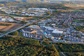 Vue aérienne de Zone industrielle Im Ochsenstall à la sortie de la B35 de l'A5 avec le bureau de douane de Bruchsal et Simon Hegele Automotive Solutions GmbH à le quartier Karlsdorf in Karlsdorf-Neuthard dans le département Bade-Wurtemberg, Allemagne