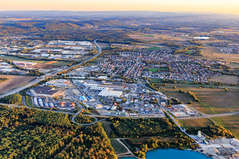 Vue aérienne de Zone industrielle Im Ochsenstall à la sortie de la B35 de l'A5 avec le bureau de douane de Bruchsal et Simon Hegele Automotive Solutions GmbH à le quartier Karlsdorf in Karlsdorf-Neuthard dans le département Bade-Wurtemberg, Allemagne