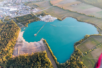 Vue aérienne de Lac de carrière pour l'extraction de gravier à le quartier Karlsdorf in Karlsdorf-Neuthard dans le département Bade-Wurtemberg, Allemagne