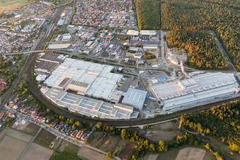 Agrandissement - nouvelle construction - chantier dans les bâtiments et halls de production de l'usine SEW-EURODRIVE GmbH & Co KG à le quartier Graben in Graben-Neudorf dans le département Bade-Wurtemberg, Allemagne vu d'un drone