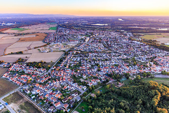 Vue aérienne de Vue du nord à le quartier Linkenheim in Linkenheim-Hochstetten dans le département Bade-Wurtemberg, Allemagne