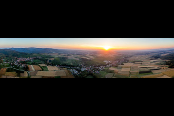 Vue aérienne de Perspective panoramique du village - vue au lever du soleil à Oberhoffen-les-Wissembourg à Oberhoffen-lès-Wissembourg dans le département Bas Rhin, France