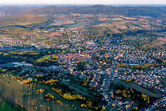 Vue aérienne de Vue des rues et des maisons dans les quartiers résidentiels à Reichshoffen dans le département Bas Rhin, France