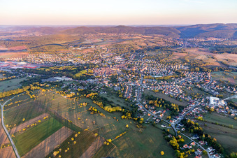 Vue aérienne de Vue des rues et des maisons dans les quartiers résidentiels à Reichshoffen dans le département Bas Rhin, France