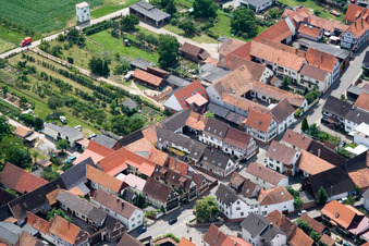Vue aérienne de Rue principale x rue Raiffeisen à Winden dans le département Rhénanie-Palatinat, Allemagne