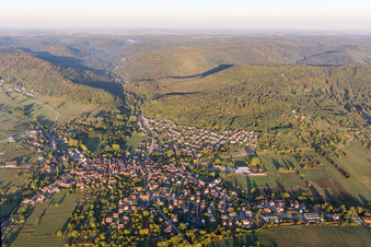 Vue aérienne de Dossenheim-sur-Zinsel dans le département Bas Rhin, France
