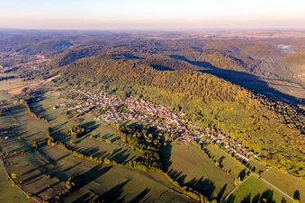 Vue aérienne de Village - Vue en bordure des Vosges du Nord à Ernolsheim-les-Saverne à Ernolsheim-lès-Saverne dans le département Bas Rhin, France