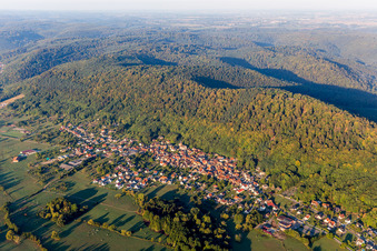 Photographie aérienne de Village - Vue en bordure des Vosges du Nord à Ernolsheim-les-Saverne à Ernolsheim-lès-Saverne dans le département Bas Rhin, France