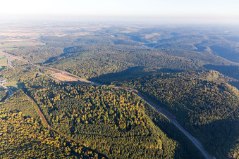 Vue aérienne de A4 à travers les Vosges à Ottersthal dans le département Bas Rhin, France