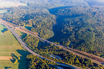 Vue aérienne de Les Quatre Vents, A4 et TGV via les Vosges à Eckartswiller dans le département Bas Rhin, France