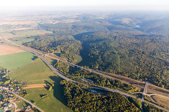 Vue aérienne de Autoroute A4 et voie TGV du réseau SNCF à travers les Vosges à Saverne dans le département Bas Rhin, France