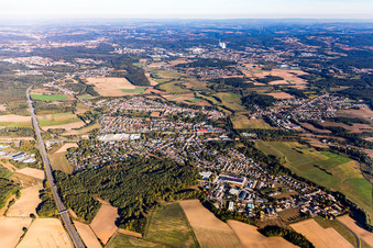 Vue aérienne de Vue des rues et des maisons dans les quartiers résidentiels à le quartier Limbach in Kirkel dans le département Sarre, Allemagne