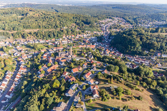 Vue aérienne de Le paysage de vallée entouré de montagnes en Kirrberg à le quartier Kirrberg in Homburg dans le département Sarre, Allemagne