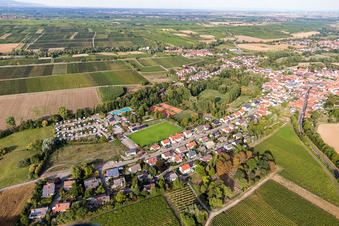 Vue aérienne de Piscine extérieure et camping à Klingbachtal à le quartier Klingen in Heuchelheim-Klingen dans le département Rhénanie-Palatinat, Allemagne