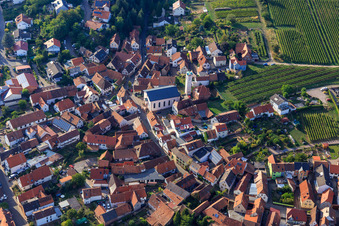Vue aérienne de Église Saint-Louis sur Weinstr à Eschbach dans le département Rhénanie-Palatinat, Allemagne