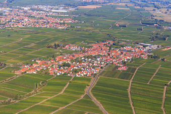 Vue aérienne de Vue du village viticole entre les vignes depuis le sud-ouest à Rhodt unter Rietburg dans le département Rhénanie-Palatinat, Allemagne
