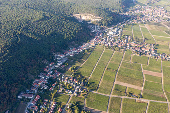 Vue aérienne de Anneau d'amande à le quartier Haardt in Neustadt an der Weinstraße dans le département Rhénanie-Palatinat, Allemagne