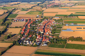 Vue aérienne de Vue du village depuis l'ouest à Böbingen dans le département Rhénanie-Palatinat, Allemagne