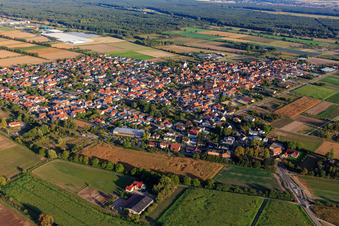 Vue aérienne de Vue de la ville depuis le nord-ouest à Zeiskam dans le département Rhénanie-Palatinat, Allemagne
