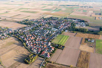 Vue aérienne de Vue du village en bordure des champs agricoles et des terres agricoles à Knittelsheim dans le département Rhénanie-Palatinat, Allemagne