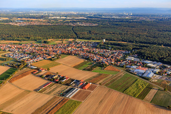 Vue aérienne de Vue de la ville depuis le nord-ouest à Hatzenbühl dans le département Rhénanie-Palatinat, Allemagne
