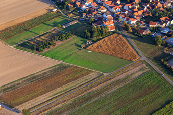 Vue aérienne de Débarcadère à l'entrée de la ville à Hatzenbühl dans le département Rhénanie-Palatinat, Allemagne