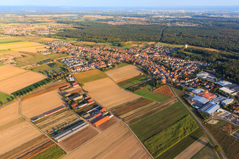 Vue aérienne de Vue de la ville depuis le nord-ouest à Hatzenbühl dans le département Rhénanie-Palatinat, Allemagne
