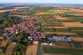Vue aérienne de Vue du village depuis l'ouest à Winden dans le département Rhénanie-Palatinat, Allemagne