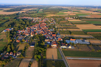 Vue aérienne de Vue du village depuis l'ouest à Winden dans le département Rhénanie-Palatinat, Allemagne