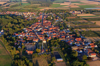 Vue aérienne de Église et rue principale depuis l'ouest à Winden dans le département Rhénanie-Palatinat, Allemagne