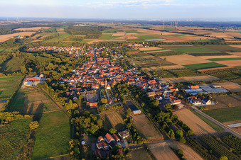 Vue aérienne de Vue d'ensemble du village depuis l'ouest à Winden dans le département Rhénanie-Palatinat, Allemagne