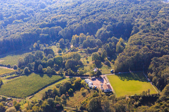 Vue oblique de Terrain de sport et parking pour mobil-homes du club de football SV 1946 Dörrenbach Dörrenbach à Dörrenbach dans le département Rhénanie-Palatinat, Allemagne