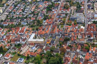 Vue aérienne de Manifestation « Alliance des femmes Kandel » contre « AntiFa/Nous sommes Kandel/Grand-mères contre la droite » à Kandel dans le département Rhénanie-Palatinat, Allemagne